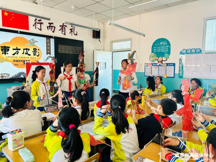 昌吉市第五小學皮影社團學生正在學習操控皮影技藝。廖冬云 攝