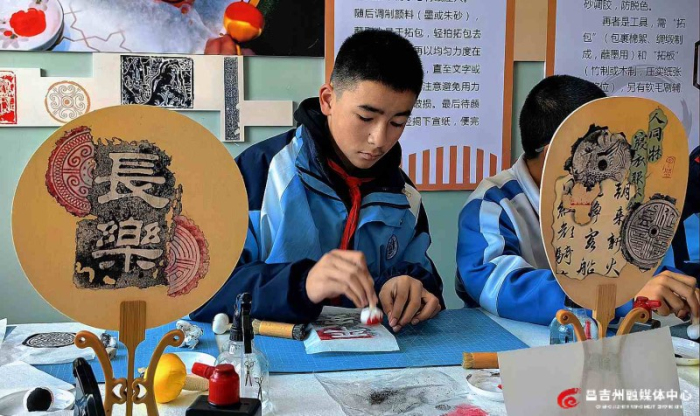 在昌吉州第四中學非遺展廳，同學們正在學習拓印。移志向 攝