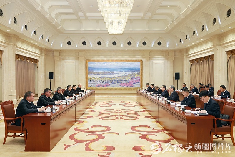 1月14日，自治区党委书记陈小江、自治区主席艾尔肯·吐尼亚孜在乌鲁木齐会见土库曼斯坦副总理阿塔哈雷耶夫。石榴云/新疆日报记者 崔志坚摄