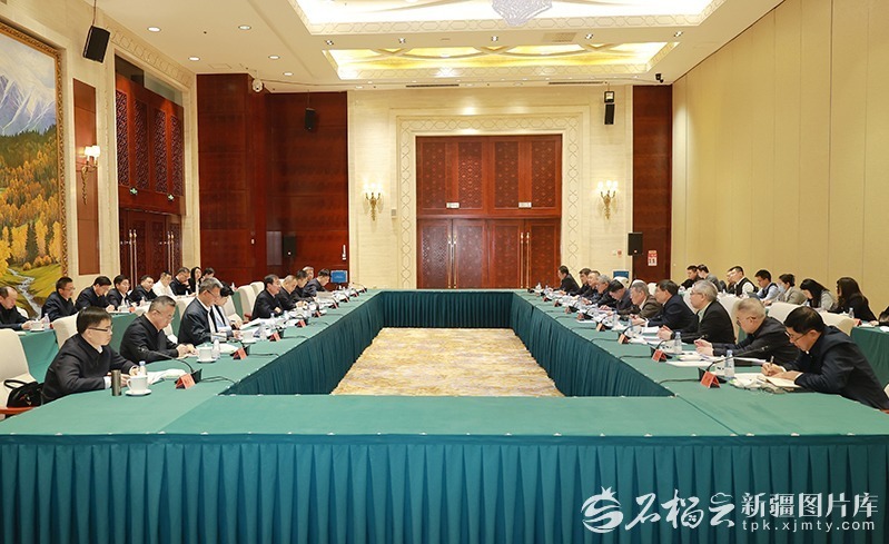 1月18日，自治区在北京举行高层次专家咨询会，围绕编制自治区“十五五”规划纲要听取意见建议，推动以高水平规划引领新疆经济社会高质量发展。自治区党委书记陈小江出席会议并讲话。石榴云/新疆日报记者 崔志坚摄