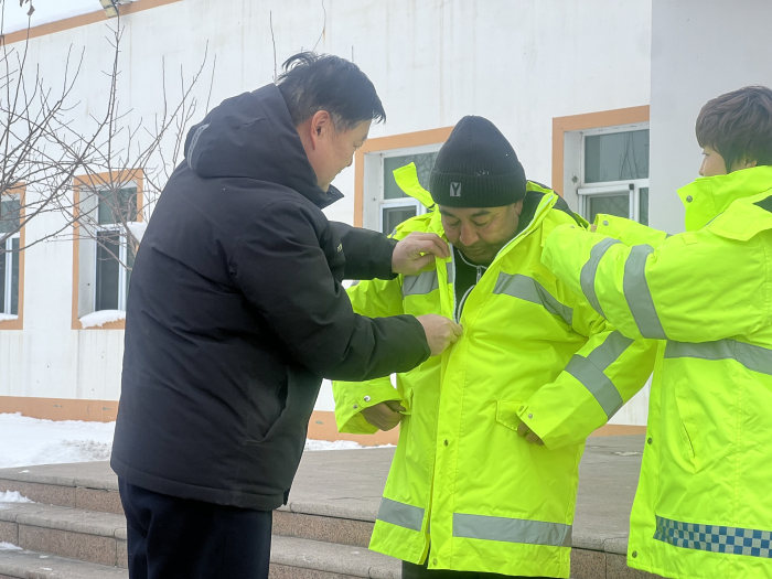 博州公路养护中心及新疆交投的领导到站上看望了吾斯曼江大哥，并为他送上了一件新的大衣。