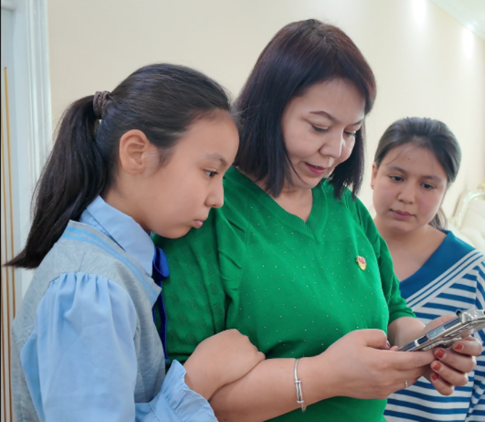 吾斯曼江·吾曼尔的妻子和女儿。