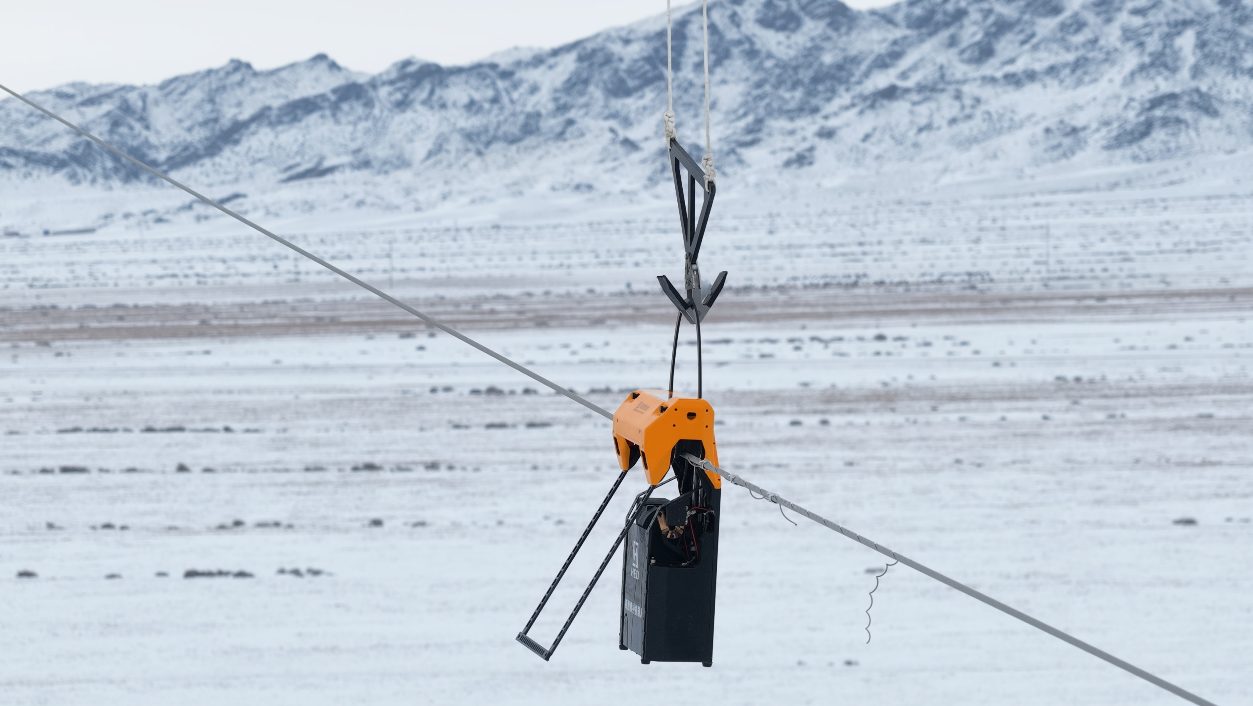 1月26日，输电线路断股修补机器人在750千伏纳城二线进行地线断股修补作业。陈星圭 摄