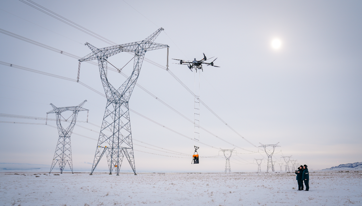 1月26日，新疆送变电公司员工使用大载重无人机在750千伏纳城二线开展机器人修补地线断股工作。陈星圭 摄