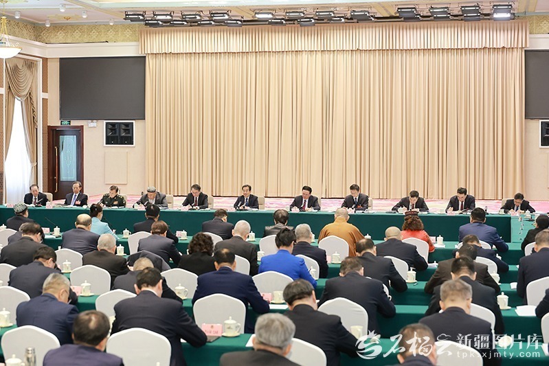 1月28日，自治区党委书记陈小江看望参加自治区政协十三届四次会议的少数民族界、宗教界和特别邀请人士委员，参加联组讨论，听取大家的意见建议。石榴云/新疆日报记者 崔志坚摄