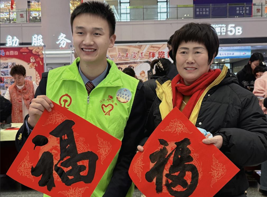 2月2日 乌鲁木齐站快闪活动现场。再米乃·克来木 摄