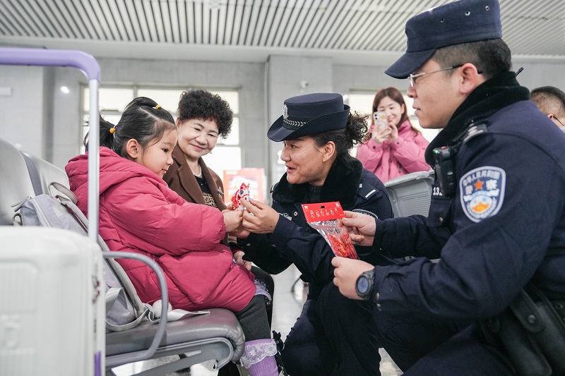 1月30日，民警向旅客开展出行安全提示，并赠送纪念品。