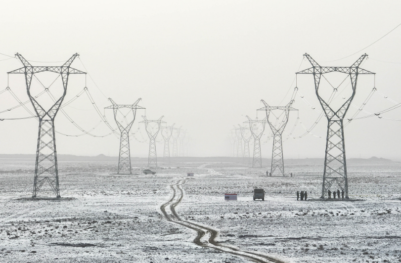 2026年1月27日，阿克苏供电公司运维人员应用无人机验收大石峡水利枢纽工程的配套送出工程——阿克苏温宿大石峡水电站220千伏送出工程。王茂玲 摄