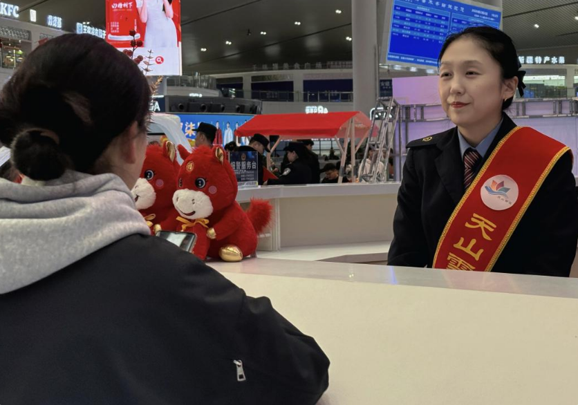 2月2日 乌鲁木齐站快闪活动现场。再米乃·克来木 摄