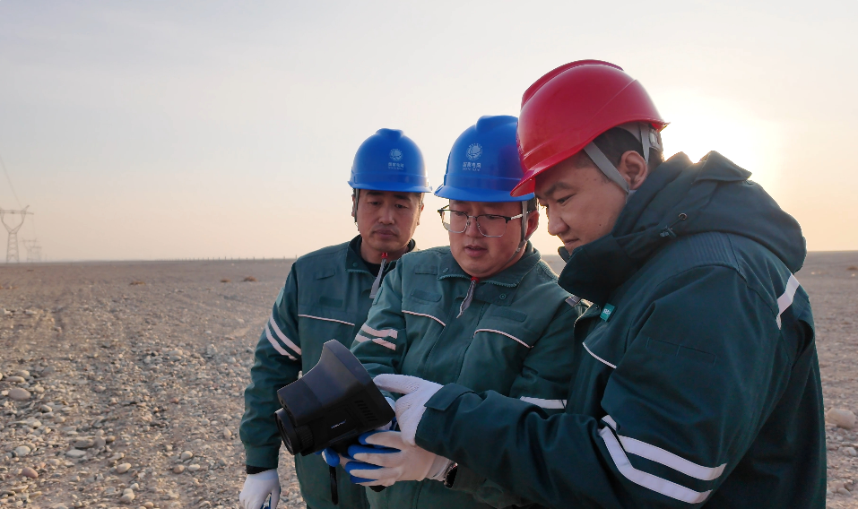 供电员工巡检沿线输电线路。仲泽平 摄