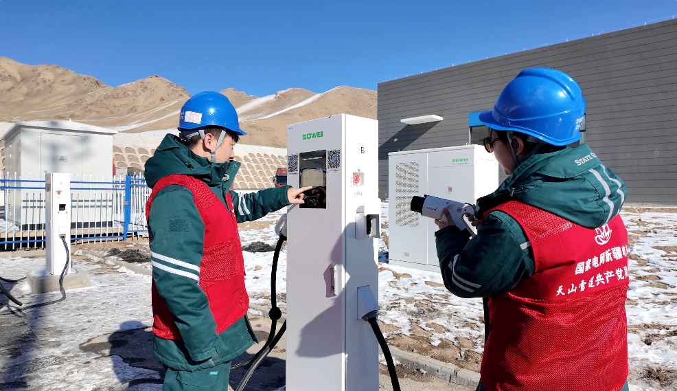 供电员工对乌尉高速阿拉沟服务区充电桩进行检查。朱正磊 摄