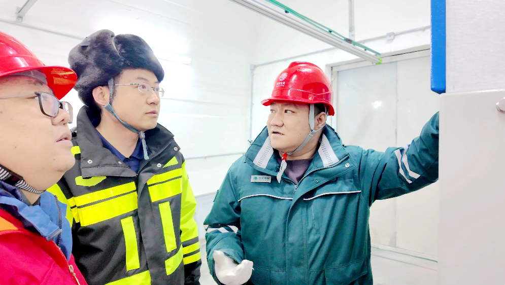 供电员工协助天山胜利隧道管理人员开展设备隐患排查。仲泽平 摄