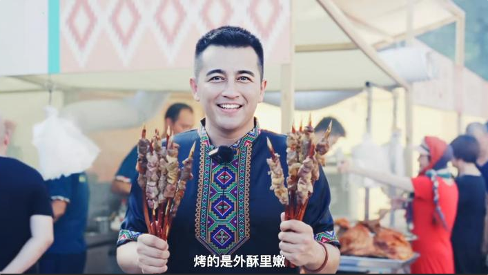 图为依力亚孜在上海浦莎乐巴扎活动现场介绍莎车美食。 图为依力亚孜在上海浦莎乐巴扎活动现场介绍莎车美食。