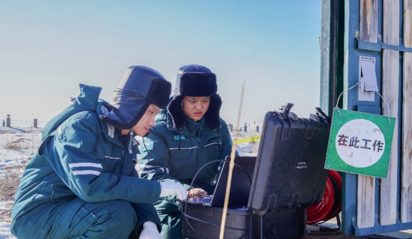 供电员工对景区35千伏月北线电缆分接箱及电缆中间接头进行高频局放检测。陈凯 摄