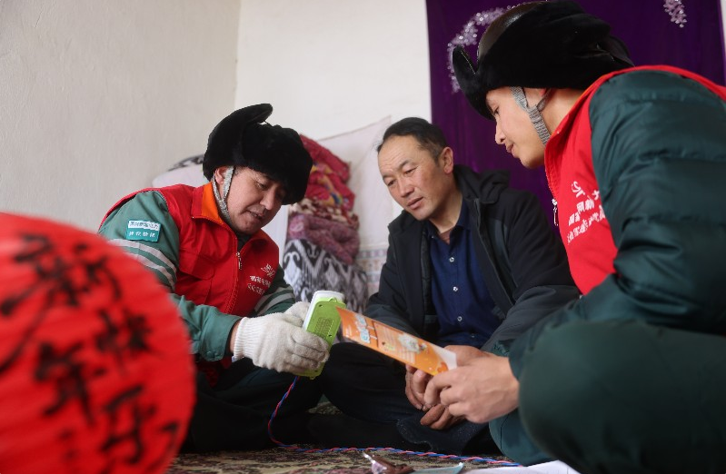 努尔海拉提·卡坦和徒弟为牧民送去安全用电宣传手册等“新春大礼包”。伊启明 摄