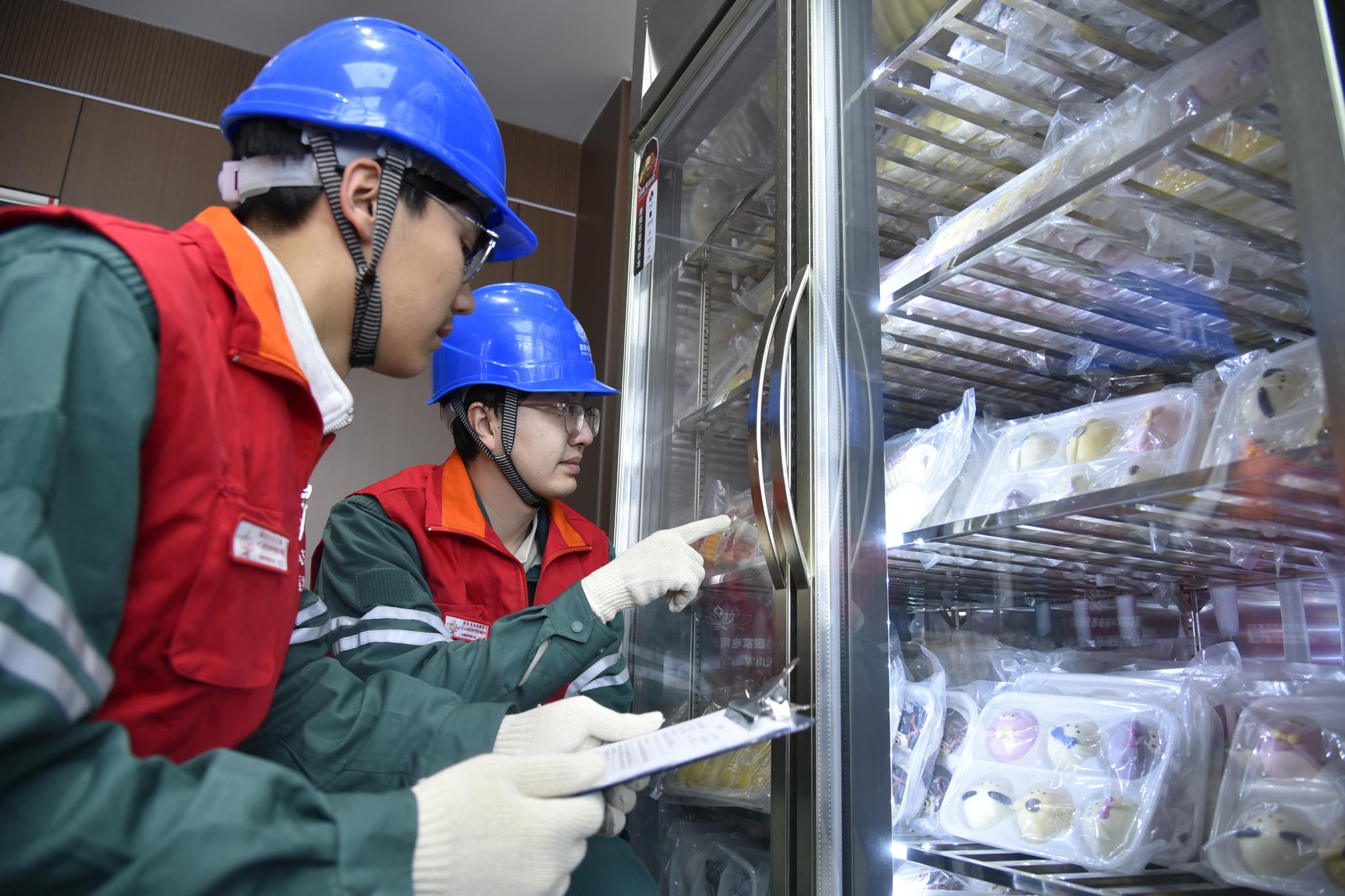 供电员工正在检查面潮食坊用电设备。胡世杰 摄