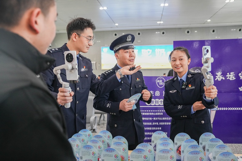2月10日,哈密公安处在哈密火车站开展“沉浸式体验火热年味”主题直播活动,民警在线开展普法宣传。 2月10日,哈密公安处在哈密火车站开展“沉浸式体验火热年味”主题直播活动,民警在线开展普法宣传。