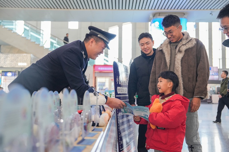 2月10日,哈密公安处在哈密火车站开展“沉浸式体验火热年味”主题直播活动,线下民警对候车旅客开展普法宣传,并赠送纪念品。 2月10日,哈密公安处在哈密火车站开展“沉浸式体验火热年味”主题直播活动,线下民警对候车旅客开展普法宣传,并赠送纪念品。