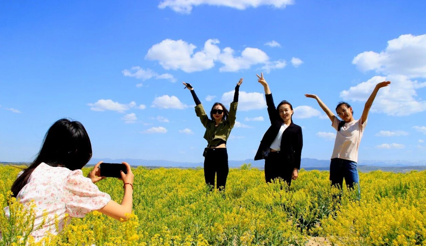 游客在景区拍照。裕民县融媒体中心提供