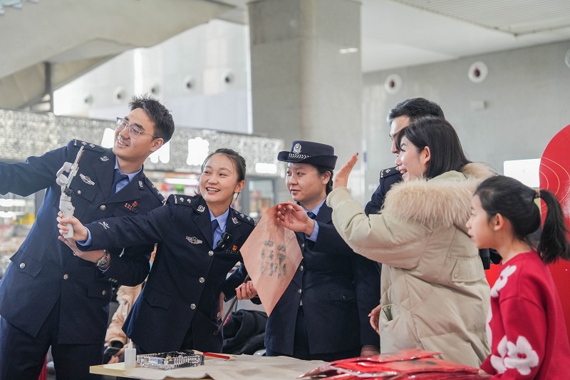 2月10日,哈密公安处在哈密火车站开展“沉浸式体验火热年味”主题直播活动,候车旅客与民警及直播间网友热情互动。 2月10日,哈密公安处在哈密火车站开展“沉浸式体验火热年味”主题直播活动,候车旅客与民警及直播间网友热情互动。