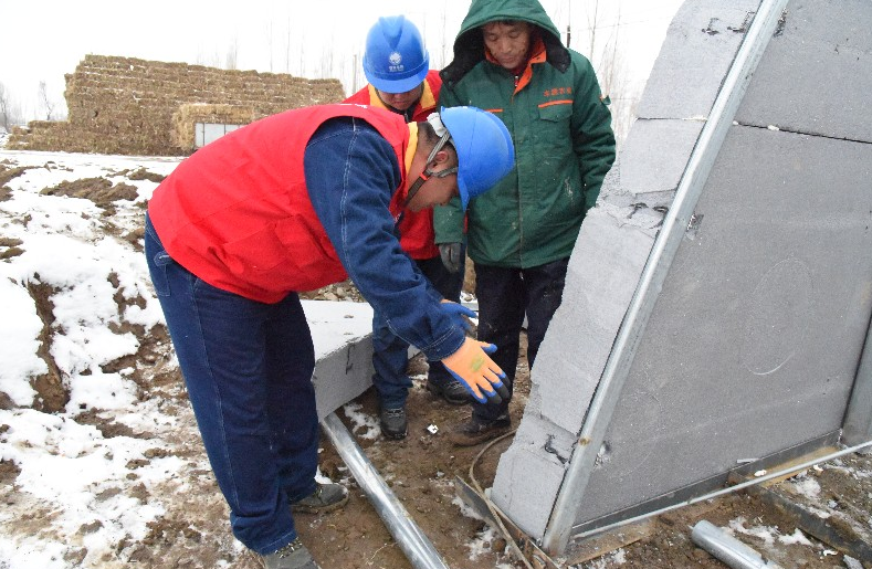 国网奎屯供电公司工作人员排查在建大棚安全生产隐患。