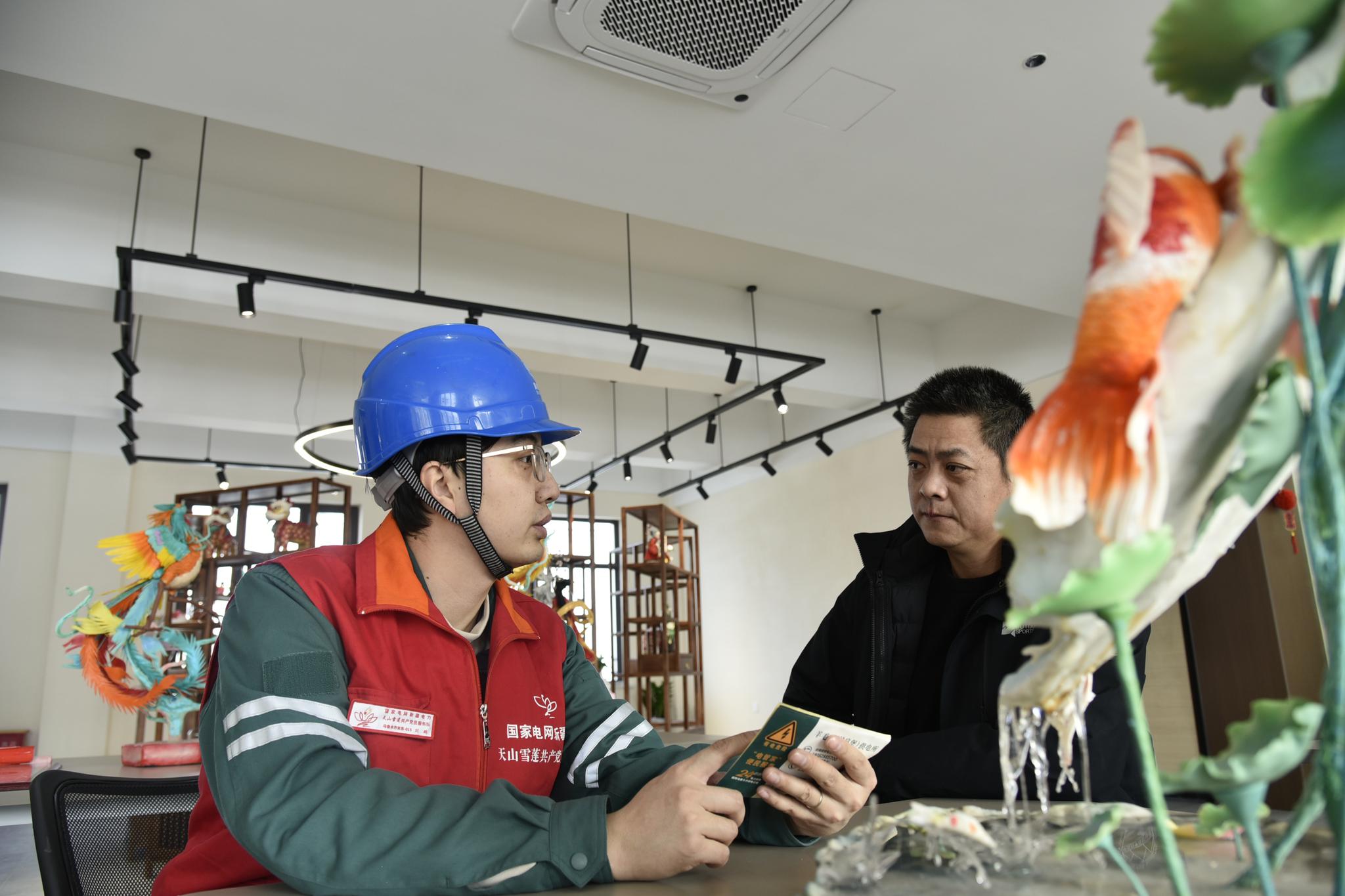 供电所工作人员对米东区三道坝镇三道坝村“面潮食坊”工作人员进行安全用电宣传胡世杰 摄