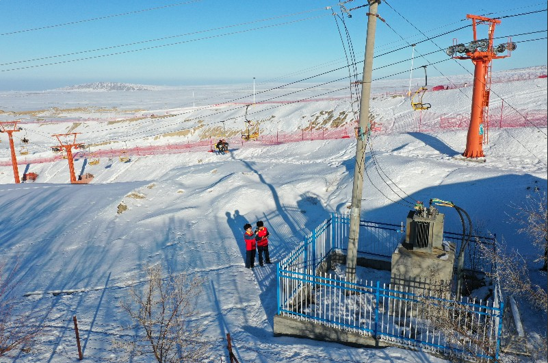国网奎屯供电公司工作人员对独山子冰峰滑雪场专变进行巡视测温。