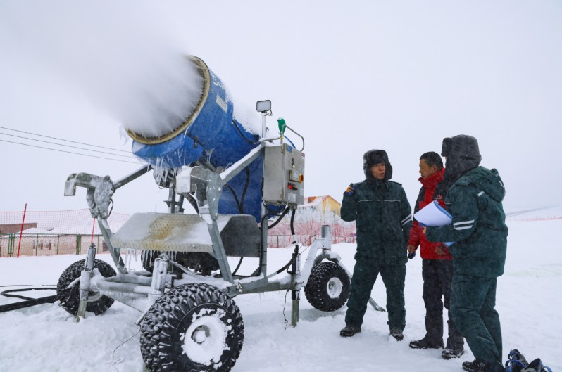 国网奎屯供电公司工作人员对冰峰滑雪场造雪机进行检查。