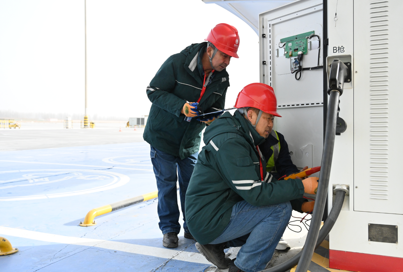 阿克苏供电公司工作人员来到阿克苏红旗坡机场，对机场充电桩开展用电安全隐患排查。马海骄 摄
