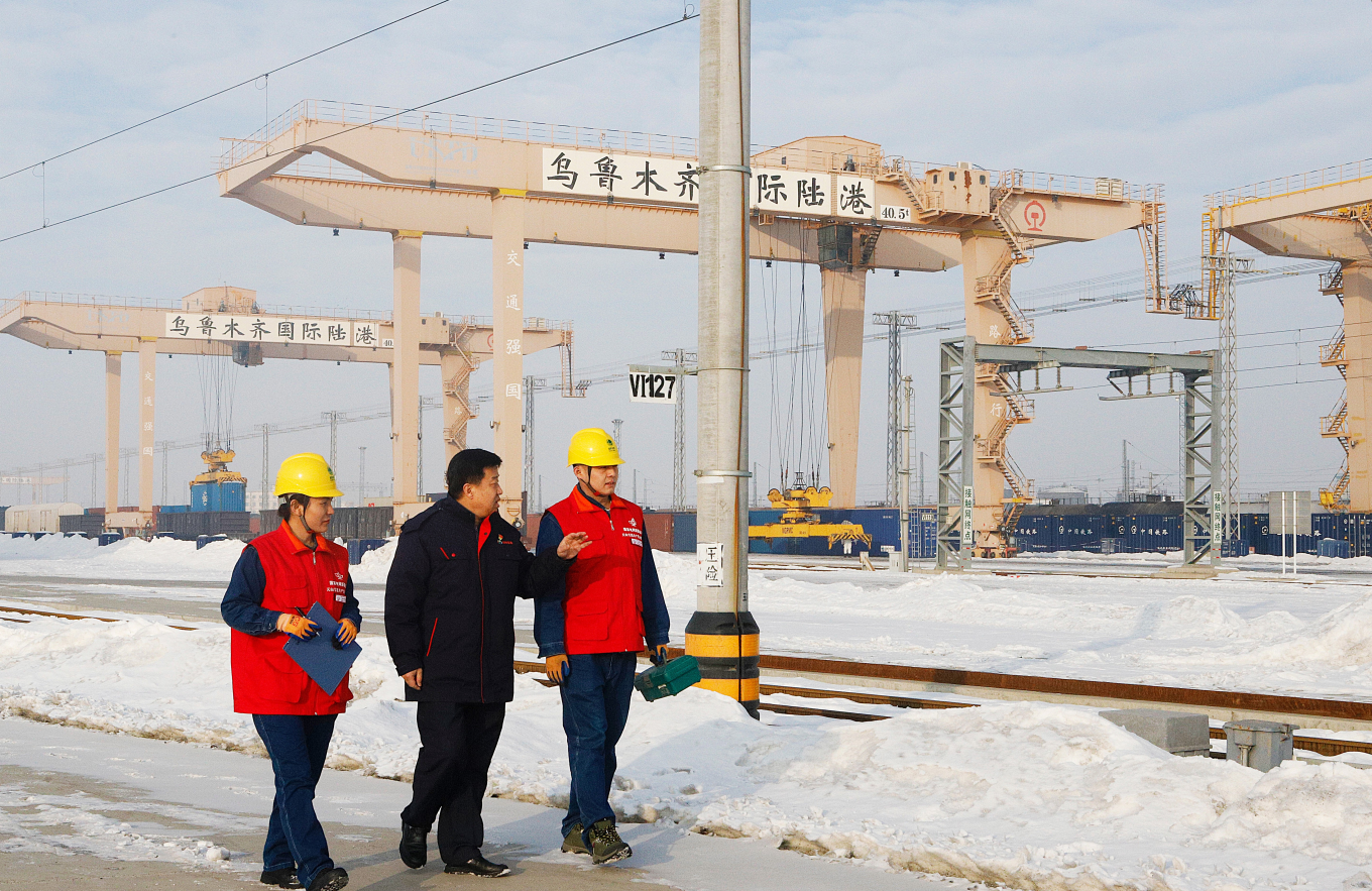 供电员工前往乌鲁木齐国际陆港区对企业进行安全用电检查。勾佳棋 摄
