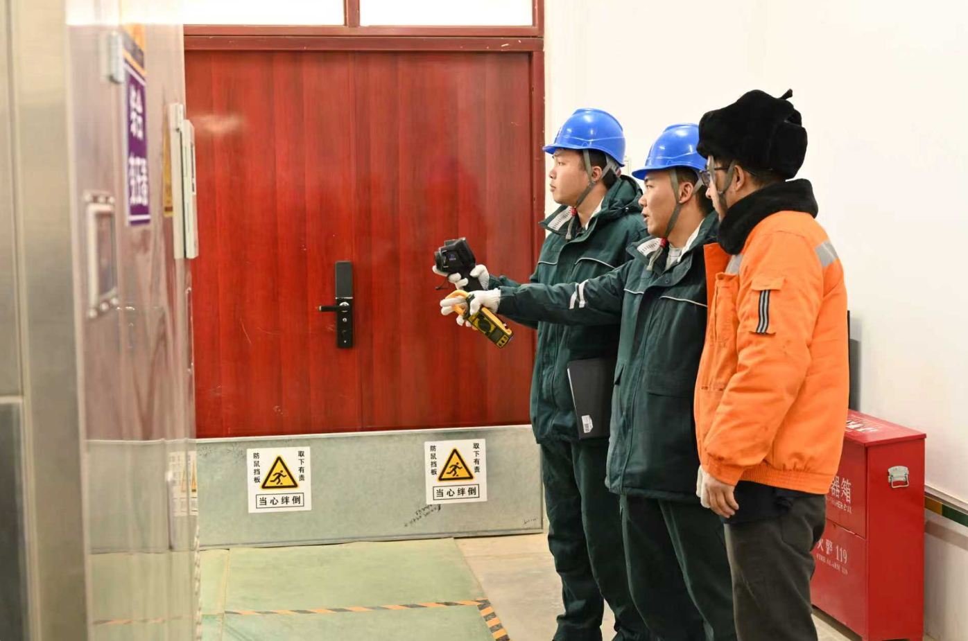 阿克苏供电公司工作人员来到阿克苏火车站，对站内用电设备开展用电安全隐患排查。马海骄 摄