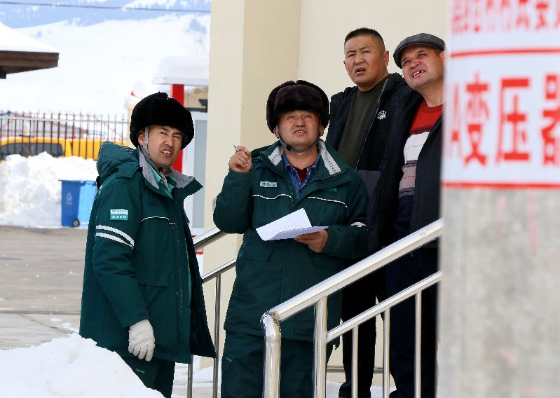 阿曼吐尔·依沙木丁在村委会排查安全用电隐患。刘显刚 摄