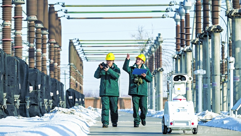 2月17日,国网昌吉供电公司变电运维中心值班员和巡检机器人在220千伏长宁变电站巡检。何龙摄 2月17日,国网昌吉供电公司变电运维中心值班员和巡检机器人在220千伏长宁变电站巡检。何龙摄