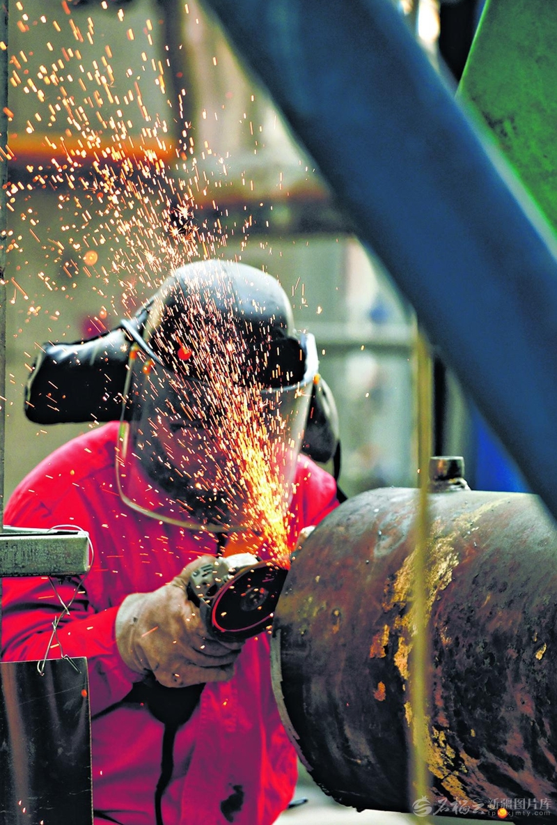 2月19日,工人在独山子石化塔里木大化肥搬迁改造项目现场焊接设备。天山网-新疆日报记者王立华摄 2月19日,工人在独山子石化塔里木大化肥搬迁改造项目现场焊接设备。天山网-新疆日报记者王立华摄