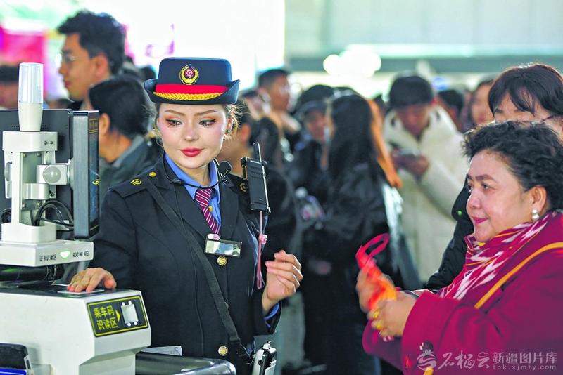 2月19日,哈密火车站候车室,客运员在引导旅客检票登车。天山网-新疆日报记者蔡增乐摄 2月19日,哈密火车站候车室,客运员在引导旅客检票登车。天山网-新疆日报记者蔡增乐摄