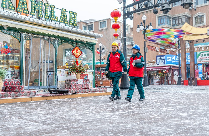 春节假期，国网乌鲁木齐供电公司工作人员前往新疆国际大巴扎进行用电安全检查。王晋魁 摄