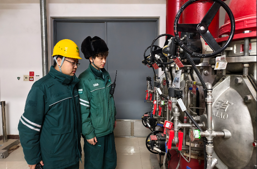 2月18日，国网新疆超高压分公司员工在±800千伏天山换流站检查消防系统运行情况。向松 摄