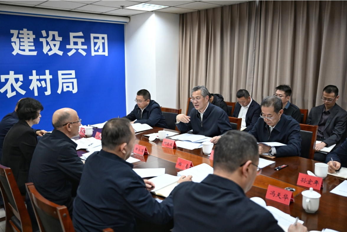 2月24日,自治区党委副书记、兵团党委书记、政委何忠友在兵团农业农村局调研并座谈。兵团日报全媒体记者 张鑫 摄 2月24日,自治区党委副书记、兵团党委书记、政委何忠友在兵团农业农村局调研并座谈。兵团日报全媒体记者 张鑫 摄