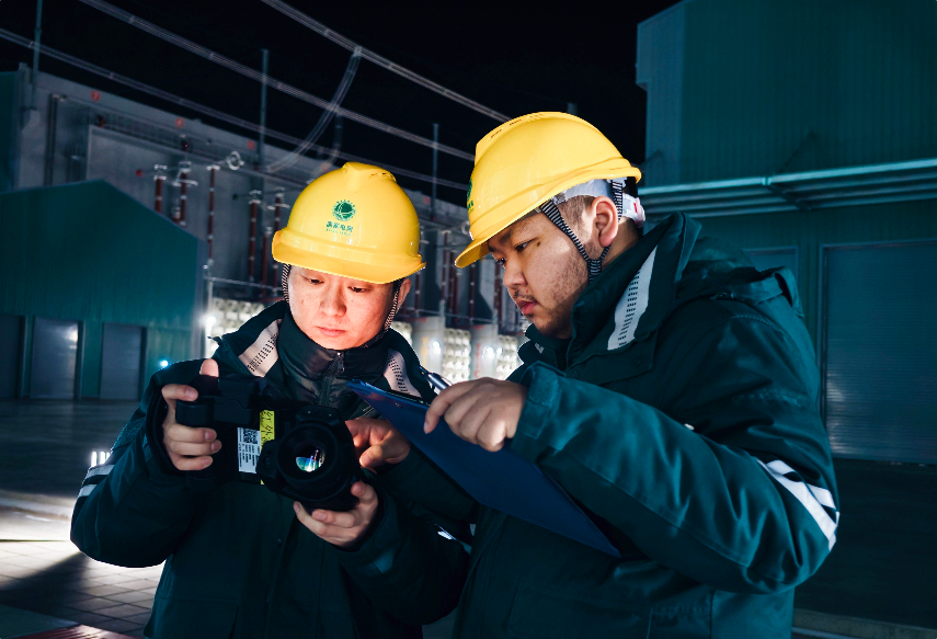 2月14日，国网新疆超高压分公司巴里坤换流站员工开展全站一次设备测温工作。李少华 摄