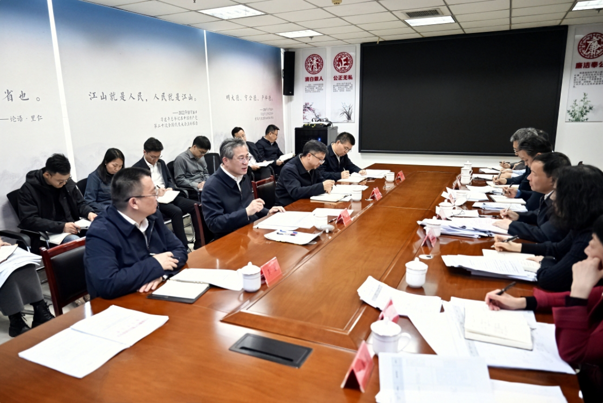 2月24日,自治区党委副书记、兵团党委书记、政委何忠友在兵团财政局调研并座谈。兵团日报全媒体记者 张鑫 摄 2月24日,自治区党委副书记、兵团党委书记、政委何忠友在兵团财政局调研并座谈。兵团日报全媒体记者 张鑫 摄