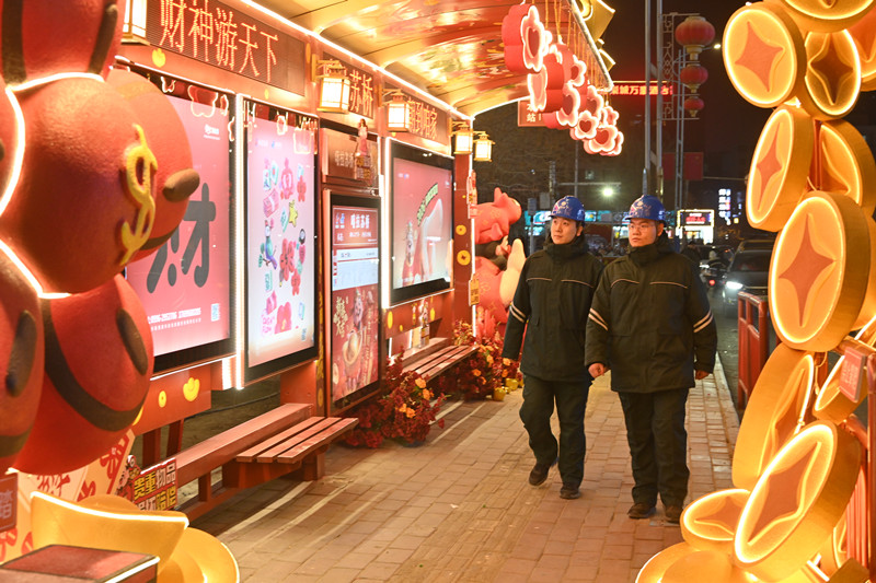 除夕夜，国网巴州供电公司员工在库尔勒市鸿雁广场为烟花表演保电护航。王骞 摄