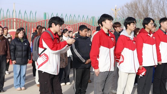 马子航在拍摄短视频 马子航在拍摄短视频