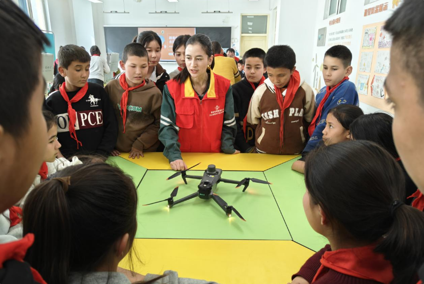 国网和田供电公司党员服务队为孩子们科普电力知识。李晓雨 摄 国网和田供电公司党员服务队为孩子们科普电力知识。李晓雨 摄