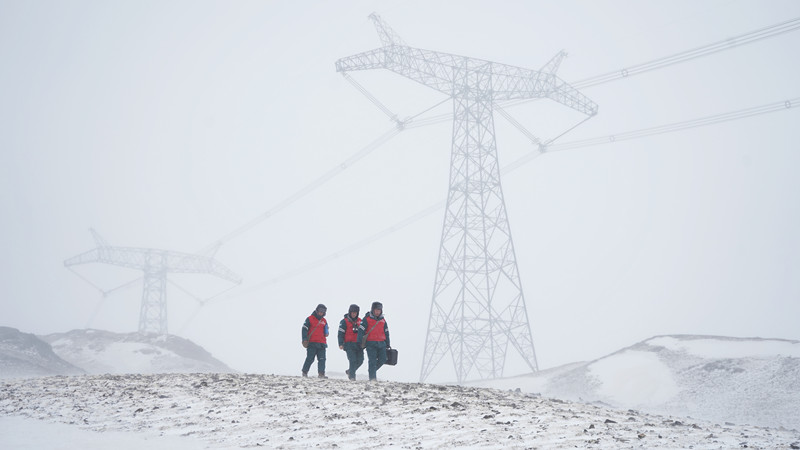 新疆送变电公司员工对±1100千伏昌吉—古泉特高压直流输电线路进行巡视。张灵军 摄