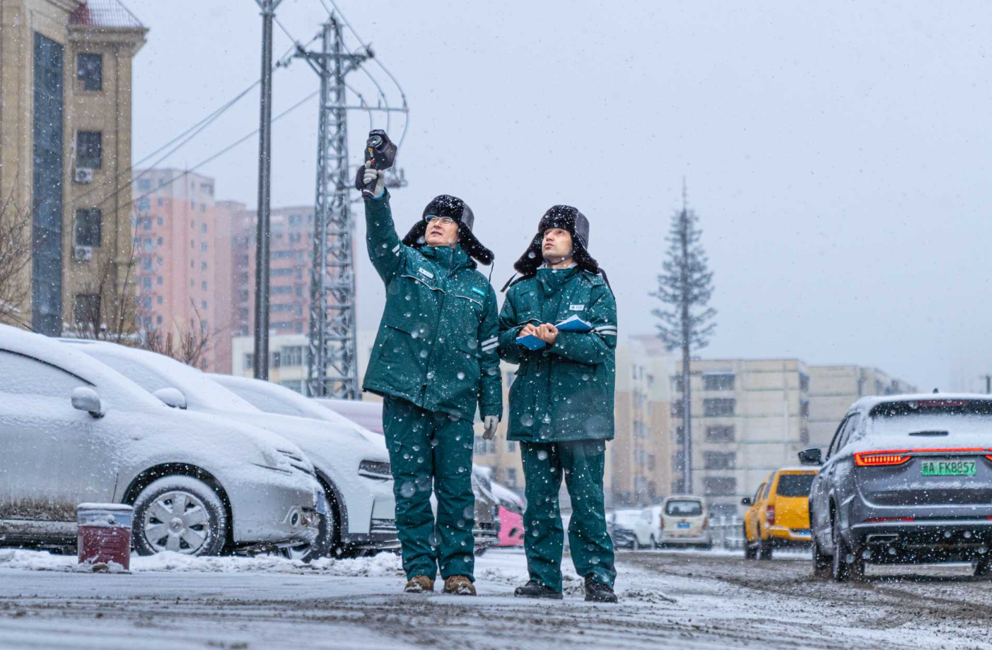 3月11日，国网乌鲁木齐供电公司九家湾供电所工作人员对10千伏配网线路进行巡视测温，保障电力可靠供应。王晋魁 摄