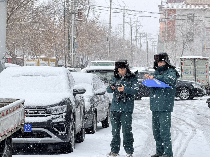 3月11日，国网奎屯供电公司工作人员对城区供电线路进行测温巡视。刘兆新 摄
