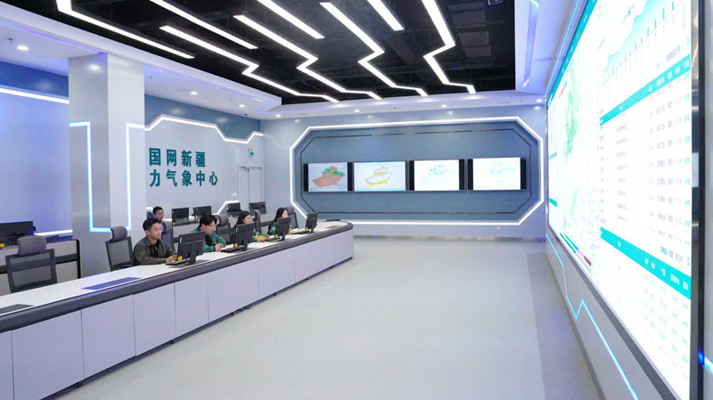 国网新疆电力气象中心工作人员持续监测研判天气变化。（唐毅轩 摄）