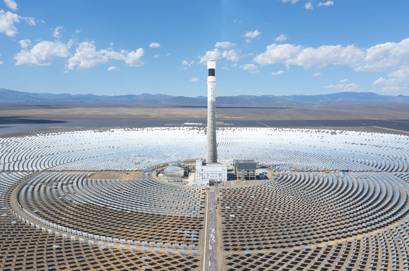 吐鲁番1吉瓦“光伏+光热”一体化项目航拍。蔡俊杰 摄