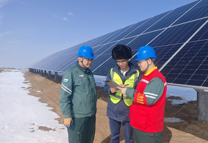 国网昌吉供电公司工作人员在古尔班通古特沙漠基地新能源开发有限公司开展用电检查，宣传安全用电知识。马波 摄