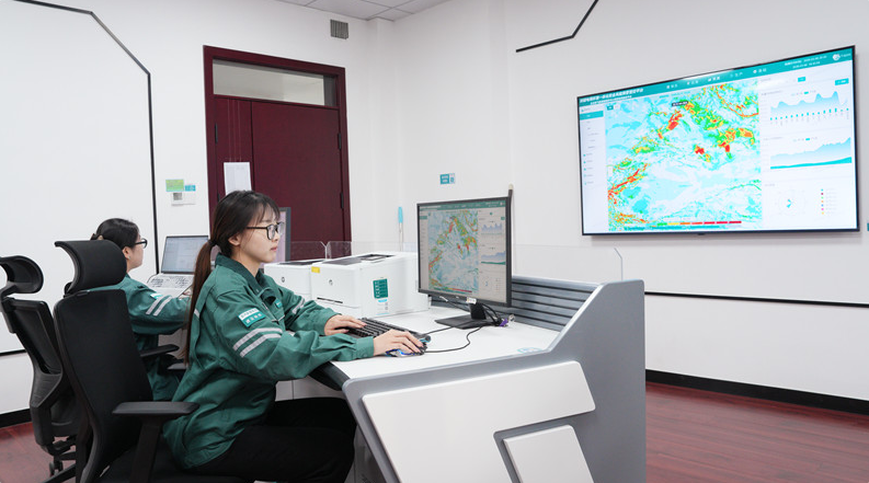 国网新疆电科院员工在气象预测室持续监测天气情况，研判天气变化。唐毅轩 摄